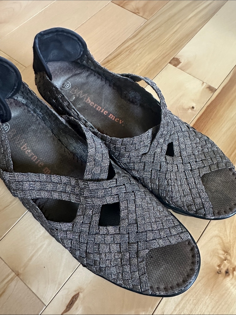Bernie me. Woven Open-Toe Casual Shoes in glimmer tanish brown- super comfy